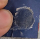 Deposito aragonite — friabile, si stacca con il polpastrello